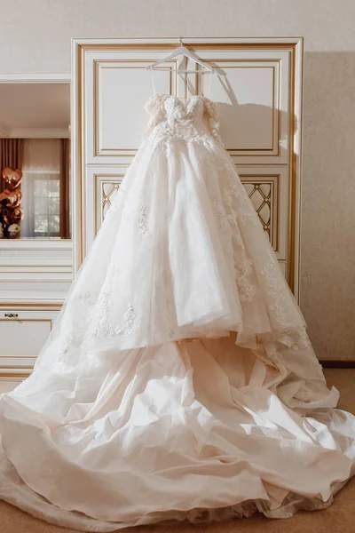 Eleganza moda abito da sposa appeso in camera da letto — Foto Stock