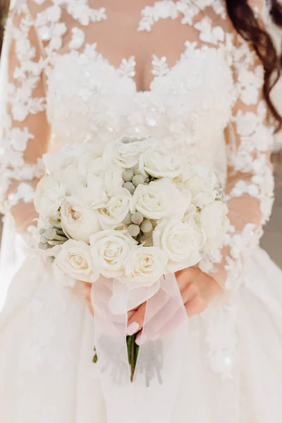 Krásné svatební šaty a růže kytice — Stock fotografie