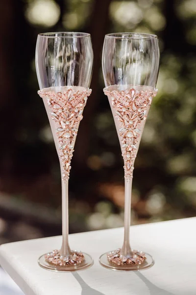 玫瑰金香槟酒杯新娘和新郎 — 图库照片