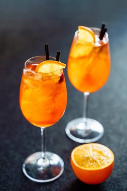 Turuncu Buz ile Aperol Spritz Tatlı Kokteyl İçecek