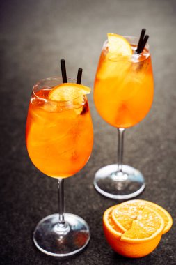 Turuncu Buz ile Aperol Spritz Cam Kokteyl İçecek