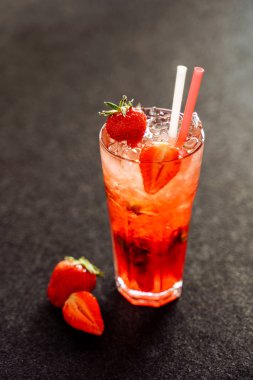 Highball Cam Mojito Çilek Kırmızı Kokteyl