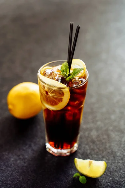 Long Island cocktail met citroen ijs Cola drankje — Stockfoto