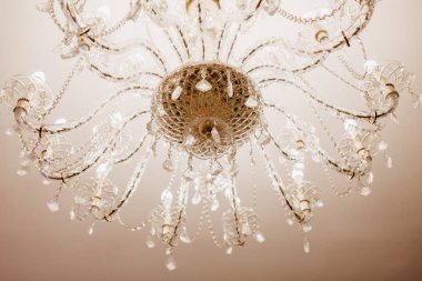 Chrystal Avize Lambası Yakın Çekim Beyaz Arka Plan