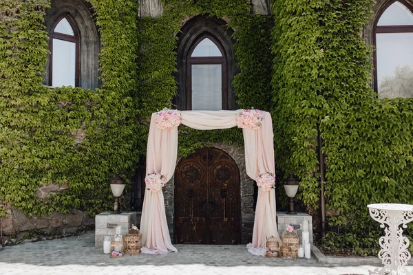 Arco per cerimonia decorato fiore rosa e panno — Foto Stock