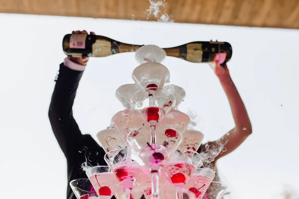 新郎和新娘在鸡尾酒塔中倒香槟 — 图库照片