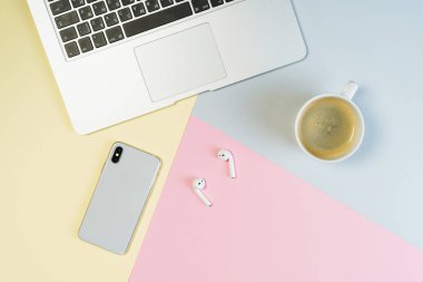 Laptop Telefon İşyeri Pastel Arka Plan Düz Lay