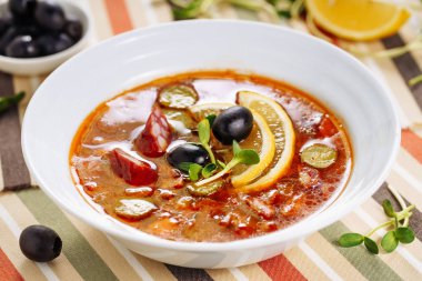Solyanka Rus Sosis Çorbası Çanak Side View