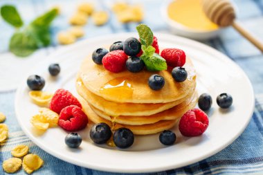 Pancake Blueberry Sızdıran Bal Tatlı Tabağı