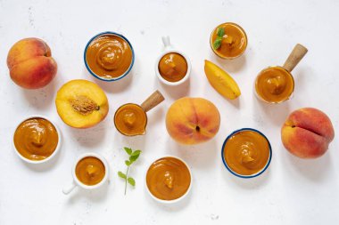 Şeftalili Olgun Meyve ve Reçelli Nane Yaprakları