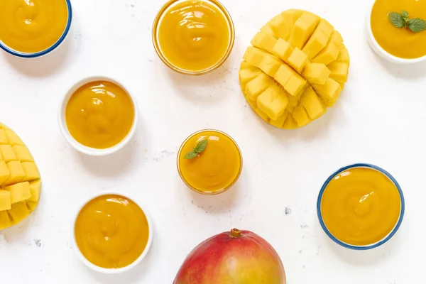 Mango Egzotik Meyve Ezmesi Bebek Yemeği Üst Görünümü — Stok fotoğraf