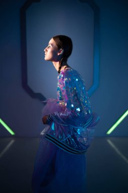 koyu mavi arka plan üzerinde poz disko tarzı giysiler çekici kadın 