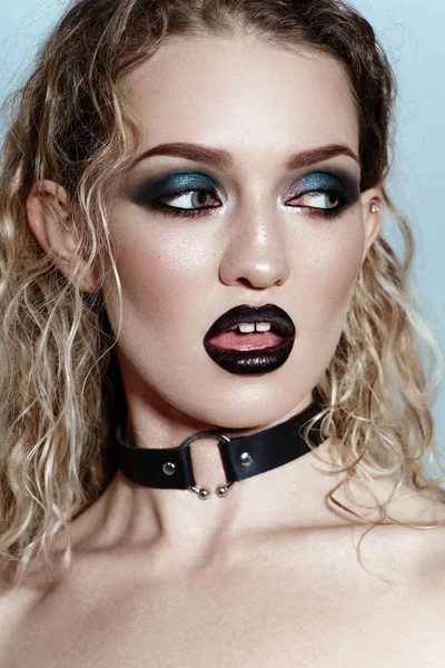 Portrét Atraktivní Blonďaté Ženy Tmavě Gotickým Make Upem Koženém Chokeru — Stock fotografie