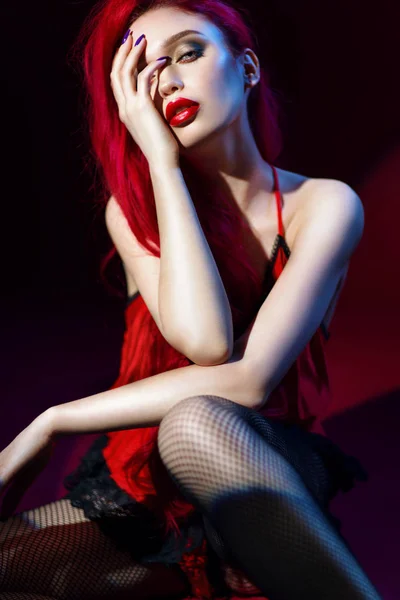 赤いレースのドレスでポーズ赤い髪と唇を持つ魅惑的な女性 — ストック写真