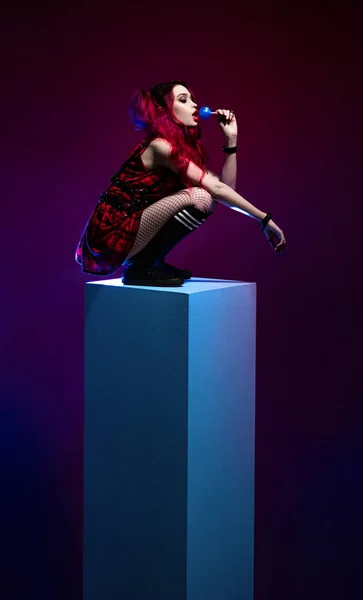 Привлекательная Женщина Рыжими Волосами Клетчатом Платье Голубым Леденцом Сидящая Квадратной — стоковое фото