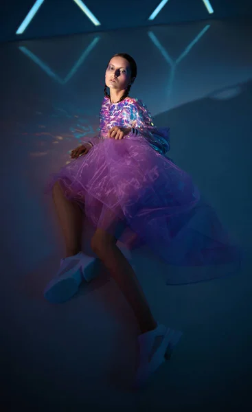 Attraente Donna Stile Disco Vestiti Posa Sfondo Blu Scuro — Foto Stock