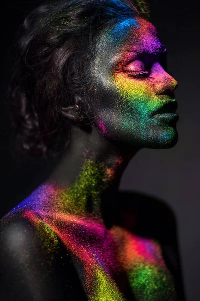 Ung Kvinna Med Färgglada Glitter Poserar Studio — Stockfoto