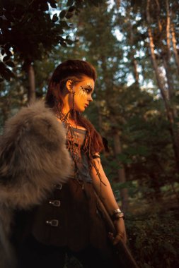 ormanda poz kabile makyaj ile çekici kadın avcı 