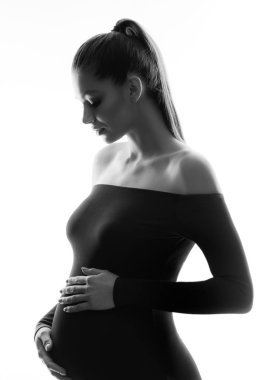 beyaz arka plan üzerinde izole poz siyah elbiseli çekici hamile kadın