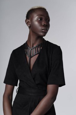 siyah elbise ve deri kadın kılıç kemer açık gri arka plan üzerinde poz giyen güzel afro-amerikan kadın 