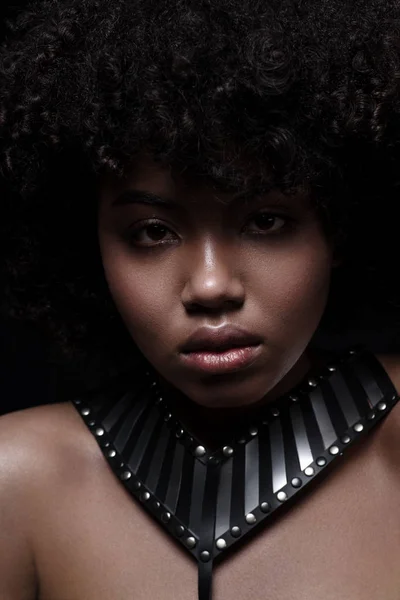 Vacker Afrikansk Amerikansk Naken Kvinna Med Lockigt Frisyr Bär Läder — Stockfoto