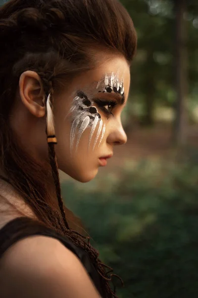 Atraente Caçador Feminino Com Maquiagem Tribal Posando Floresta — Fotografia de Stock