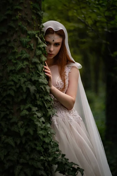 Atraente Mulher Elfo Gengibre Vestido Branco Capa Posando Jardim Verde — Fotografia de Stock