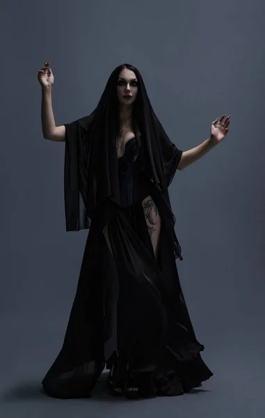 Όμορφη Μελαχρινή Γυναίκα Γοτθικό Μακιγιάζ Φορώντας Κομψό Μαύρο Φόρεμα Και — Φωτογραφία Αρχείου