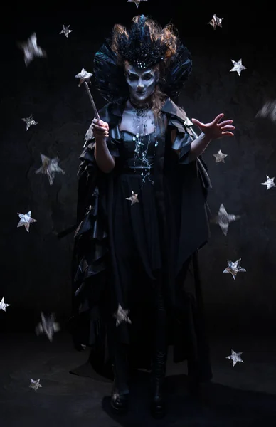 Cadı Kostümlü Kadın Stüdyoda Poz Veriyor — Stok fotoğraf