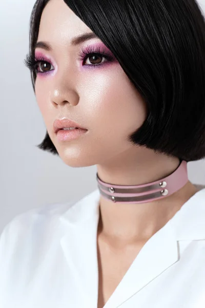 Porträt Einer Verführerischen Brünetten Asiatischen Frau Rosa Choker Und Weißem — Stockfoto