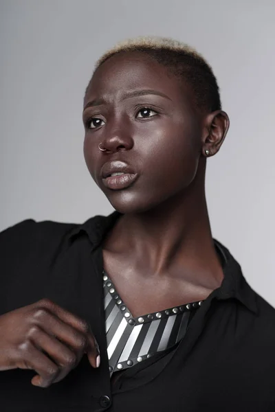 Portret Van Mooie Afro Amerikaanse Vrouw Dragen Lederen Ketting Met — Stockfoto