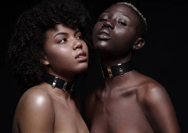 Sensuele Mooie African American Naakte Vrouwen Leer Chokers Poseren Donkere — Stockfoto