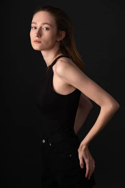 Gyönyörű Barna Modell Fekete Ruhát Jelentő Sötét Stúdió Háttér — Stock Fotó