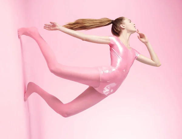 Bela Mulher Acrobática Traje Látex Rosa Fundo Rosa Claro — Fotografia de Stock