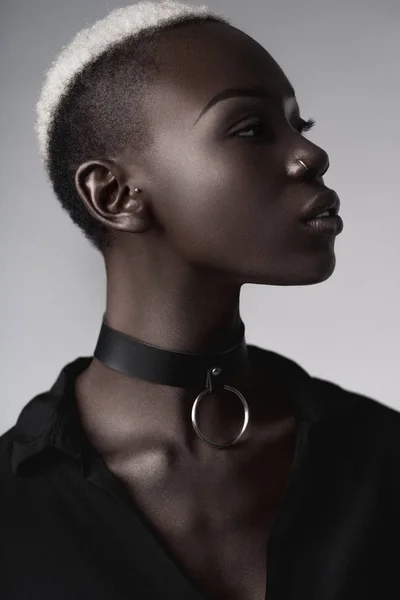 Mujer Afroamericana Sensual Con Gargantilla Cuero Posando Sobre Fondo Gris — Foto de Stock