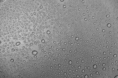 Gri arka planda yağmur damlaları