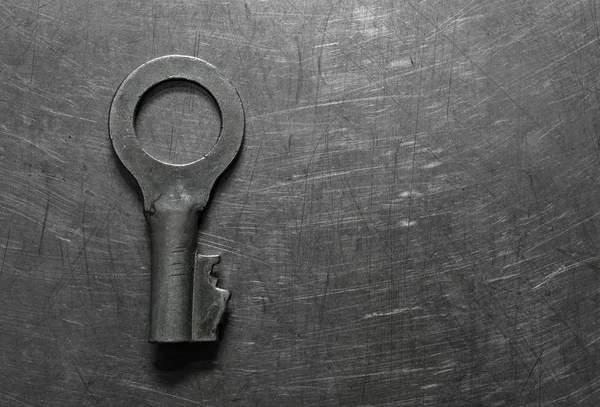 Yakın Çekim Çelik Arka Plan Üzerinde Metal Anahtar — Stok fotoğraf