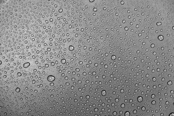 Gri arka planda yağmur damlaları