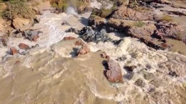 Sunrise şelale Kunene nehrin kuzey Namibya ve Güney Angola ile Epupa düştü. Uçak üzerinden havadan görünümü.