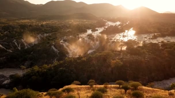 Soluppgång i vattenfallet Epupa Falls, norra Namibia — Stockvideo