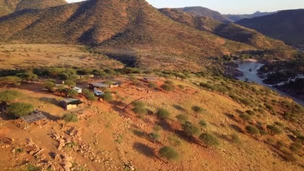 Kamp yerinde şelale Epupa Falls, Kuzey Namibya — Stok video