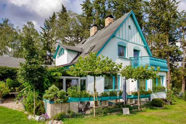 Prachtige Landelijke Woning Gelegen Zomertuin Met Coniferen Bomen Bloemen Zomer — Stockfoto