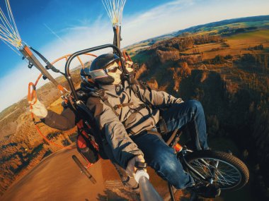 Yamaç paraşütü tandem uçuş, selfie eylem fotoğraf makinesi ile alarak adam powered