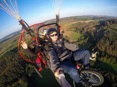 Yamaç paraşütü tandem uçuş, selfie eylem fotoğraf makinesi ile alarak adam powered