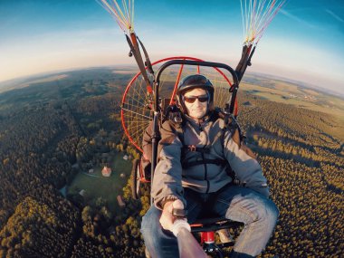 Yamaç paraşütü tandem uçuş, selfie eylem fotoğraf makinesi ile alarak adam powered