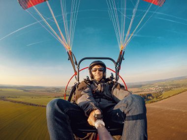 Yamaç paraşütü tandem uçuş, selfie eylem fotoğraf makinesi ile alarak adam powered