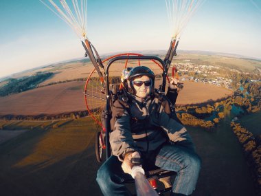 Yamaç paraşütü tandem uçuş, selfie eylem fotoğraf makinesi ile alarak adam powered