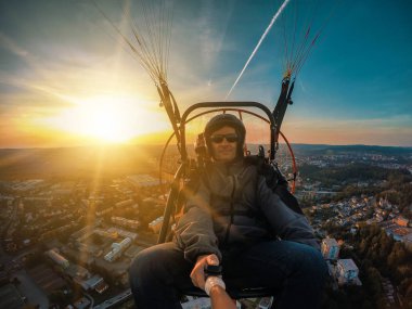 Yamaç paraşütü tandem uçuş, selfie eylem fotoğraf makinesi ile alarak adam powered
