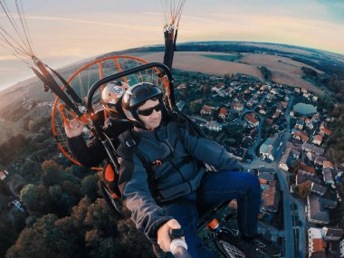 Yamaç paraşütü tandem uçuş, selfie eylem fotoğraf makinesi ile alarak adam powered