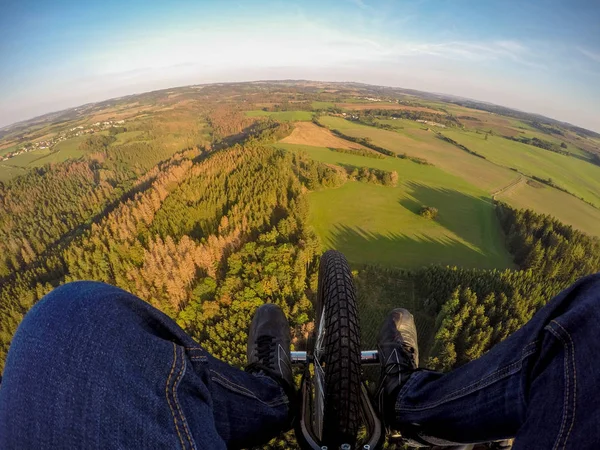 Běží Paraglidingový Tandemový Let Názor Zem — Stock fotografie
